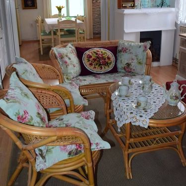 Snježana Seleš iz Osijeka umjesto tapeta na zid dnevnog boravka zalijepila je cvjetne salvete - 12