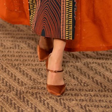 Kraljica Rania u kombinaciji koja spaja tradicionalno i moderno