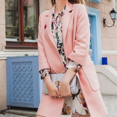 Žena u proljetnom kaputu