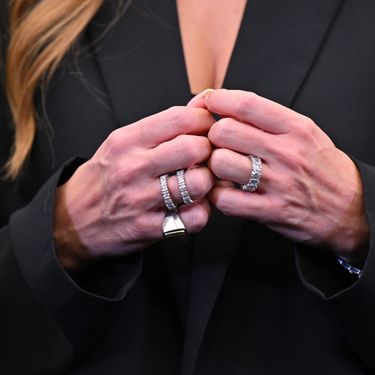 Pjevačica je izdanje upotpunila raskošnim komadima nakita