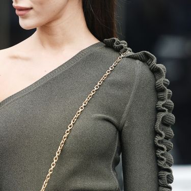 Haljine na jedno rame bit će hit proljetnih kombinacija