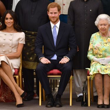 Fotografija Meghan Markle, princa Harryja i kraljice Elizabete II. iz 2018. godine