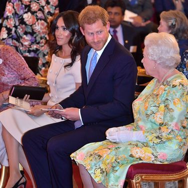 Kraljevski bonton nalaže da dame ne sjede prekriženih nogu