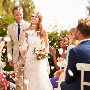 Bacanje konfeta ili latica svijeća često je na vjenčanjima