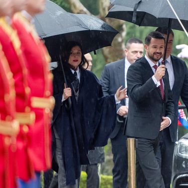 Sanja Musić Milanović u trodijelonom odijelu