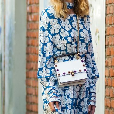 Žena u proljetnoj haljini