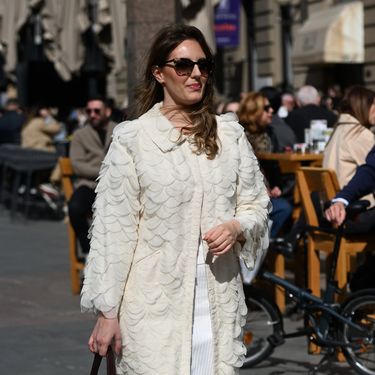 Proljetno izdanje dame iz Zagreba u udobnim mokasinama i kaputu s