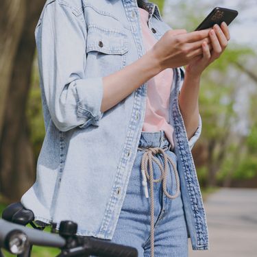 Žena u trapericama s vezicom