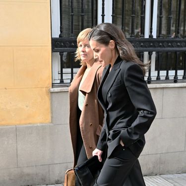 Kraljica Letizia u crnom odijelu