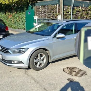 Nepropisno parkirano vozilo i natpis na staklu