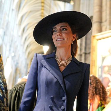Catherine Middleton u tamnoplavoj kaput-haljini dizajnerice Catherine Waker