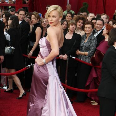 Charlize Theron na Oscarima 2010. godine u Diorovoj haljini - 4