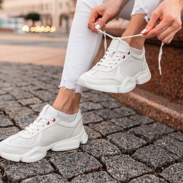 Žena u bijelim tenisicama