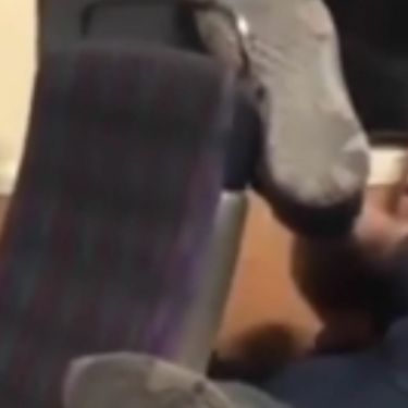 Neobična poza spavanja u tramvaju