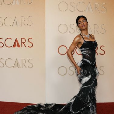 Teyana Taylor u Chanelovoj haljinu ukrašenoj perjem na Oscarima 2026.