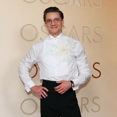 Pedro Pascal u hlačama visokog struka i bijeloj košulji s potpisom Chanela