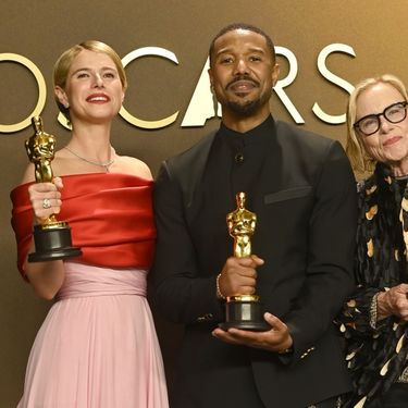 Amy Madigan u društvu Jesse Buckley i Michaela B. Jordana, nagrađenih za najbolje glavne glumce