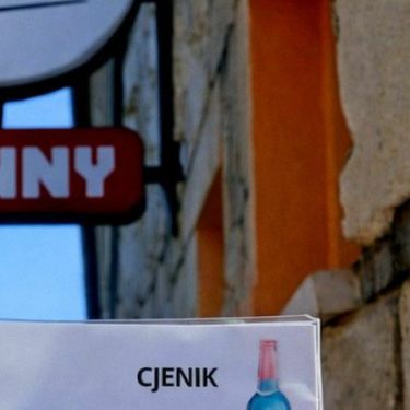 Znak iznad ulaza u kafić i nekoliko različitih imena