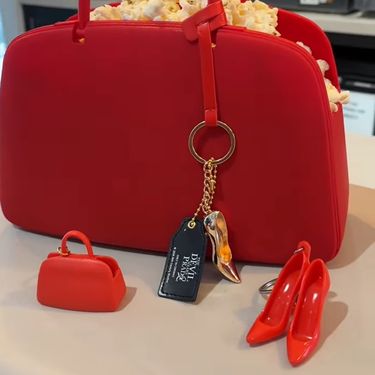 Torbica s kokicama za film Vrag nosi Pradu 2