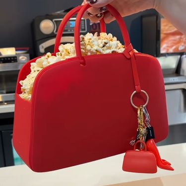 Torbica s kokicama za film Vrag nosi Pradu 2