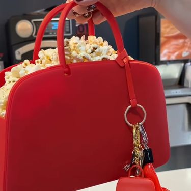 Torbica s kokicama za film Vrag nosi Pradu 2