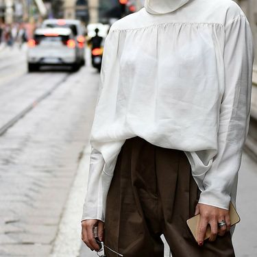 Bijela bluza je modni klasik