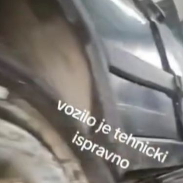 Golf 2 na dizalici automehaničarske radionice