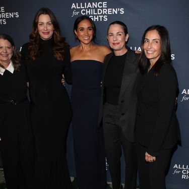 Meghan Markle u minimalističkoj crnoj haljini i crnim sandalama - 2