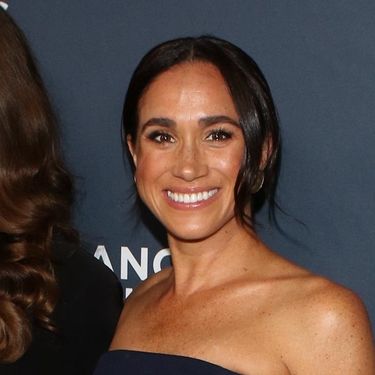 Meghan Markle u minimalističkoj crnoj haljini i crnim sandalama - 4