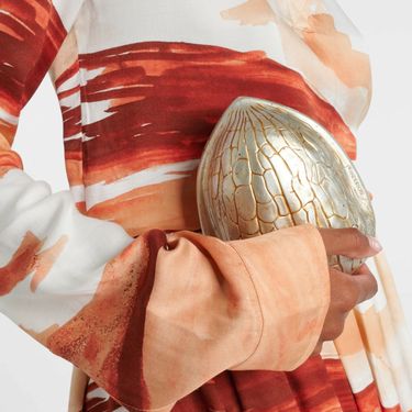 Torba u obliku oraha s potpisom brenda JW Anderson