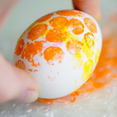 Točkaste pisanice možete postići uz pomoć pucketave folije