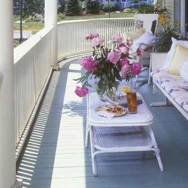 Kuća s lijepo uređenom verandom - 1