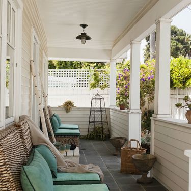 Kuća s lijepo uređenom verandom - 3