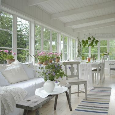 Kuća s lijepo uređenom verandom - 4