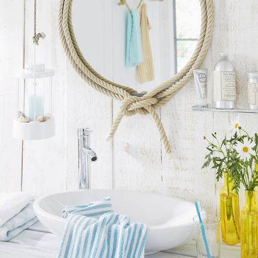 Uže oko starog ogledala