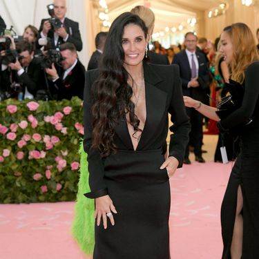 Demi u haljini modne kuće Saint Laurent