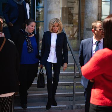 Prva dama u tamnoplavim trapericama skinny kroja