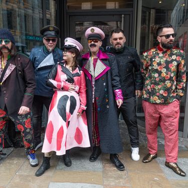 Let 3 uoči prve polufinalne večeri Eurosonga ispred svog hotela u Liverpoolu