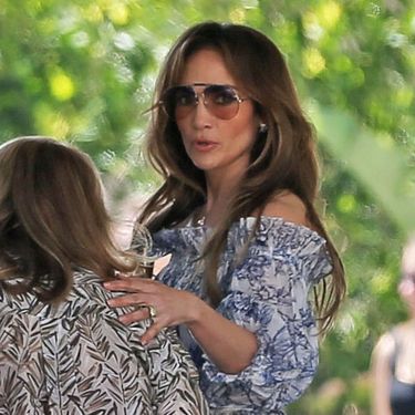 Jennifer Lopez u maksi haljini i sandalama s platformom od špage - 6