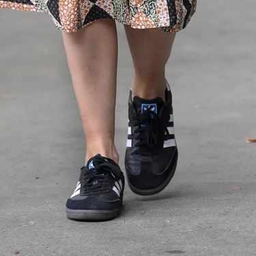 Katie Holmes u haljini s patchwork uzorkom i tenisicama - 1