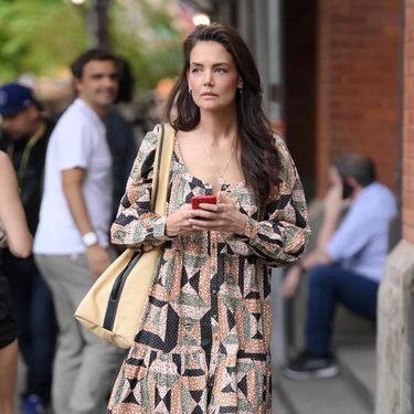 Katie Holmes u haljini s patchwork uzorkom i tenisicama - 4