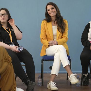 Catherine Middleton u bijelim hlačama i tenisicama brenda Veja - 5