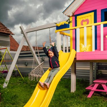 Tata Bojan iz Strmca Podravskog i njegov otac svojoj kćerkici i unučici Maris izradili su najslađu dvorišnu kućicu s terasom - 2
