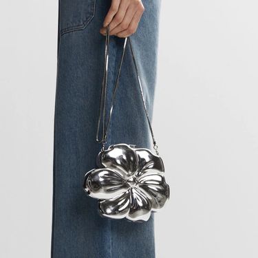 Torbica iz Manga u obliku cvijeta