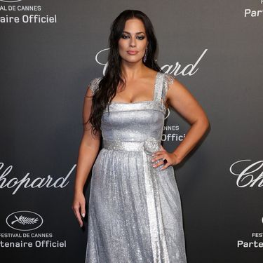 Ashley Graham u dugoj srebrnoj haljini
