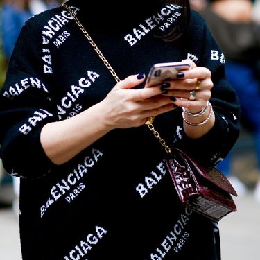 Odjevni komadi i dodaci s logom u street style kombinacijama s Tjedana mode - 2