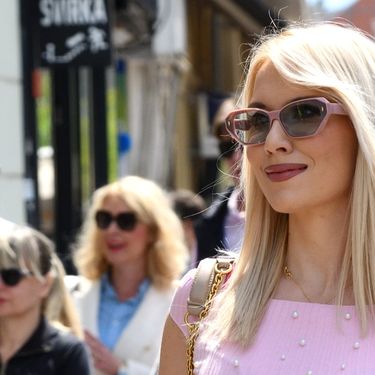 Lijepa plavokosa dama sa zagrebačke špice u transparentnim sandalama