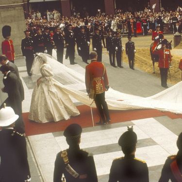 Princeza Diana u vjenčanici s dugim šlepom o kojoj se priča i danas