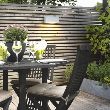 Dvorište obične kuće koje izgleda kao da je dio hotela s pet zvjezdica - 7