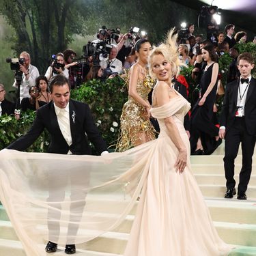 Pamela Anderson na Met Gali u haljini modne kuće Oscar de la Renta - 5